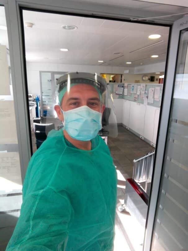 David de la Rosa, en el Hospital de la Santa Creu i Sant Pau de Barcelona, con el traje verde de médico y mascarilla
