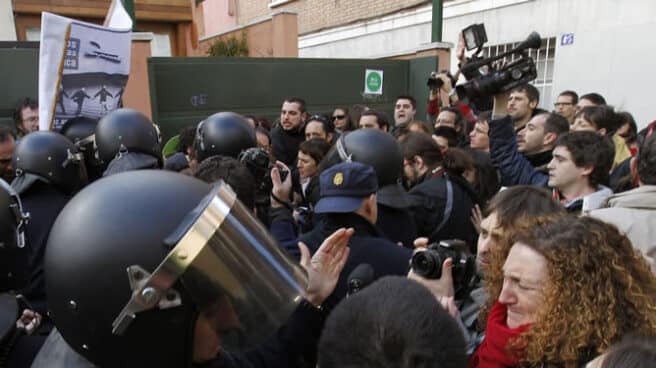 Escrache en el domicilio de Soraya Sáenz de Santamaría en 2013.