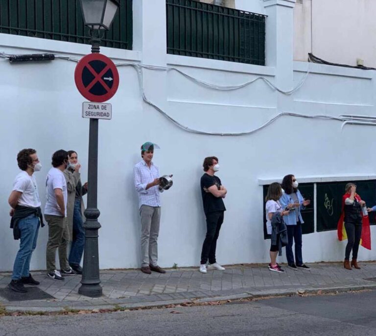 Los escraches frente a casas de políticos son legales si no hay amenazas ni coacciones