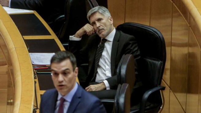 Pedro Sánchez y el ministro Grande-Marlaska, en un pleno del Senado.