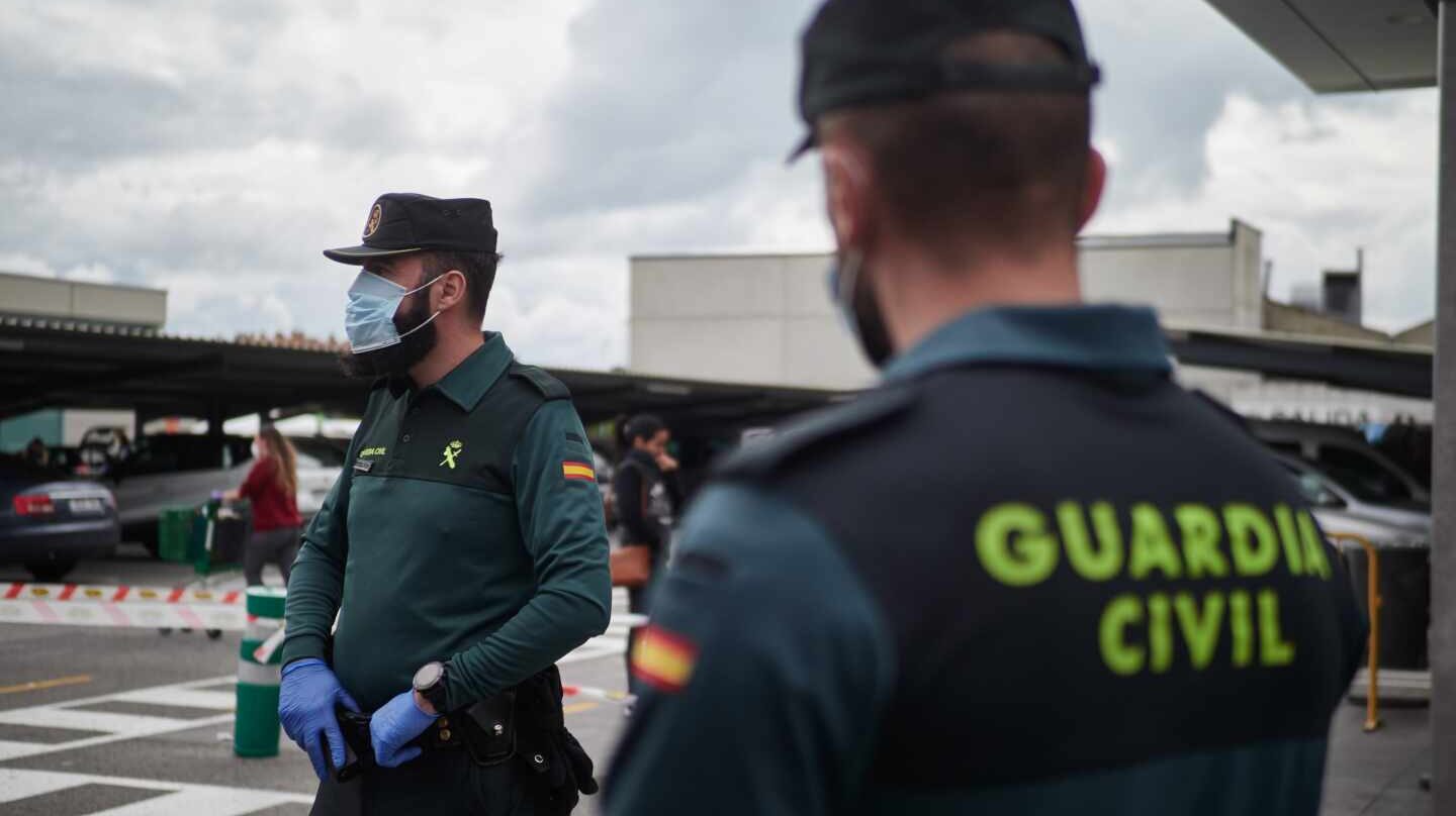Una pareja de guardias civiles, en labores de control de movimiento durante el estado de alarma.