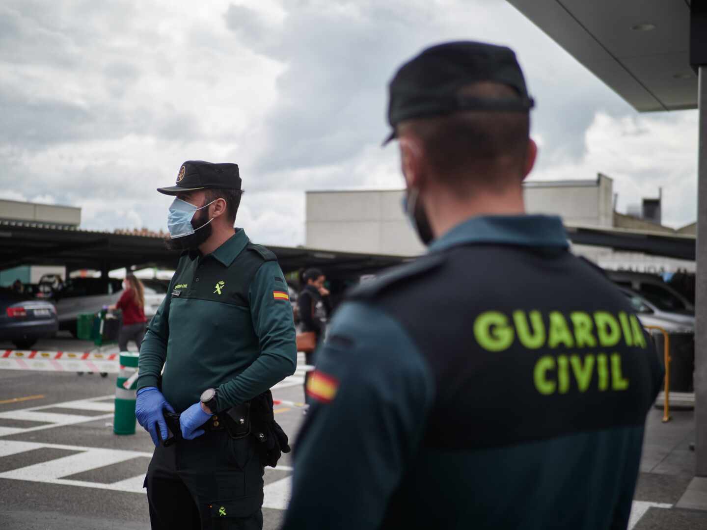 Una pareja de guardias civiles, en labores de control de movimiento durante el estado de alarma.