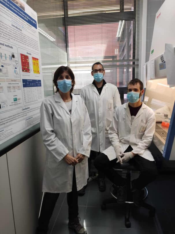 Gloria Sánchez junto a Walter Randazzo y Enric Cuevas, miembros de su equipo, en el Instituto de Agroquímica y Tecnología de Alimentos