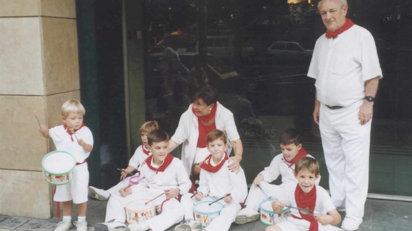 Tomás Caballero y su mujer, Pilar, junto a sus nietos durante los últimos Sanfermines.