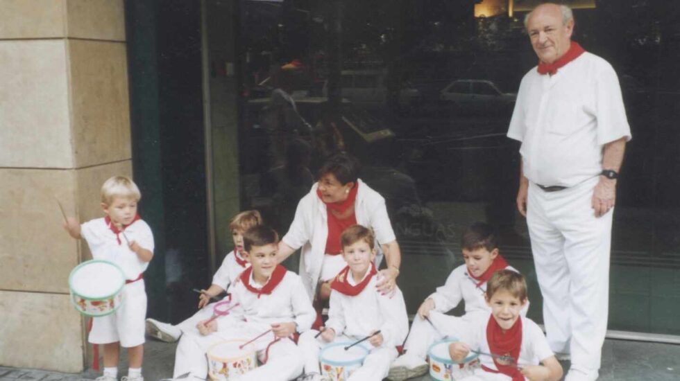 Tomás Caballero y su mujer, Pilar, junto a sus nietos durante los últimos Sanfermines.