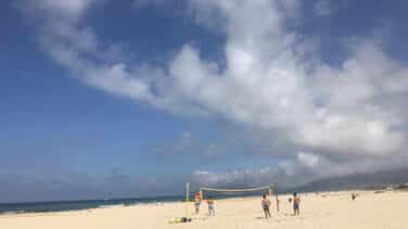 Playas en Andalucía: mitad de aforo, mucha policía local y nada de jugar a las paletas