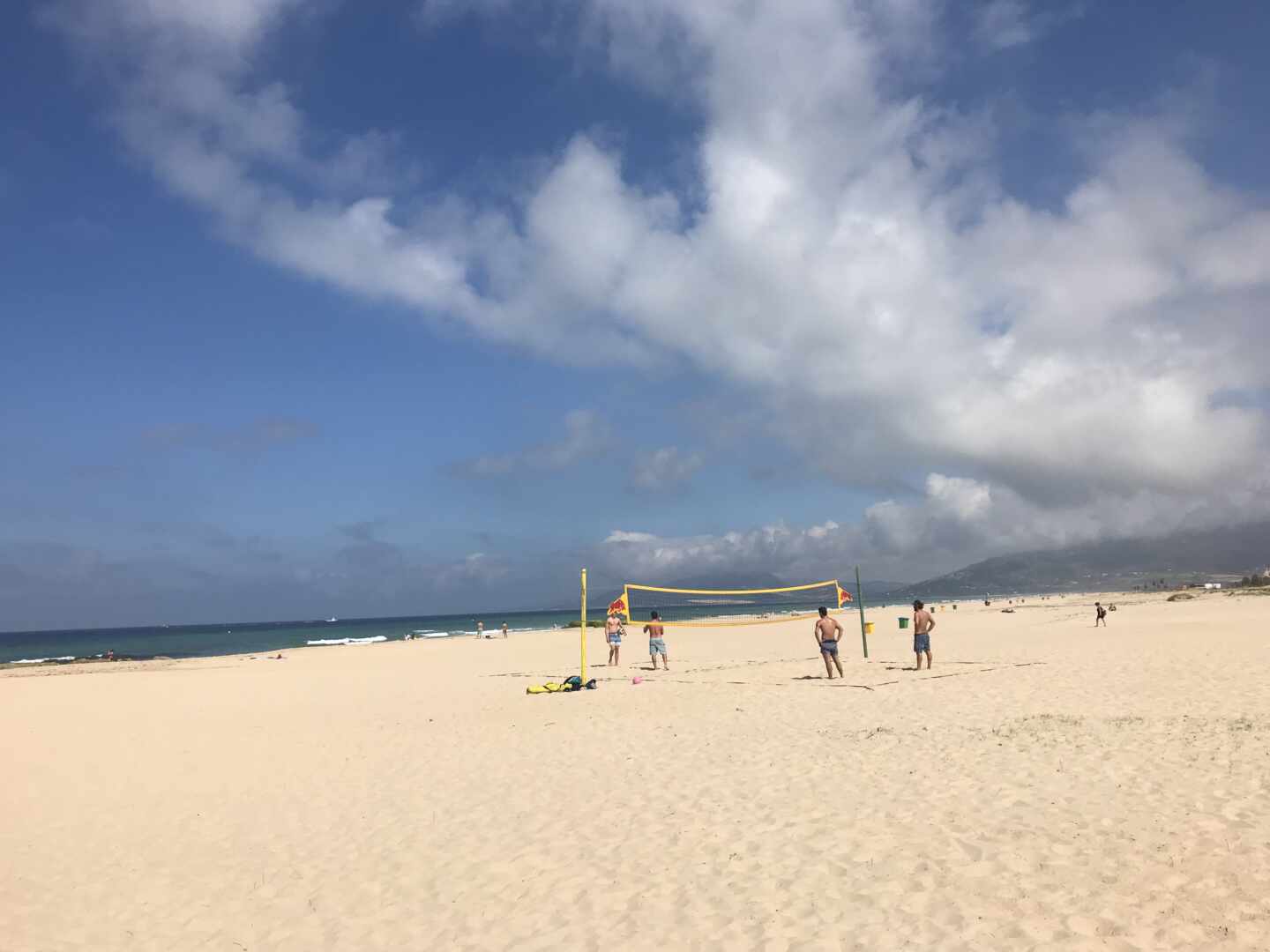 Playas en Andalucía: mitad de aforo, mucha policía local y nada de jugar a las paletas