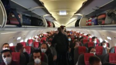 Iberia defiende no dejar asientos vacíos en los aviones: “El riesgo de contagio es bajo”