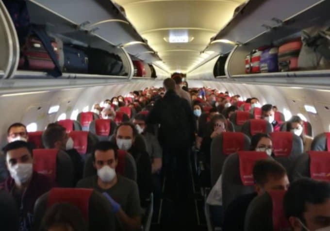 Iberia defiende no dejar asientos vacíos en los aviones: “El riesgo de contagio es bajo”