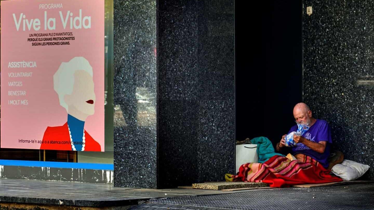 Una persona sin hogar, en Barcelona