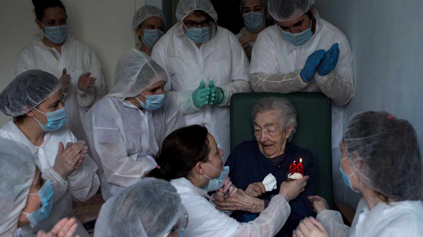 Las trabajadoras de la residencia San Carlos de Celanova (Orense) celebran el cumpleaños de Elena Pérez, de 98 años.