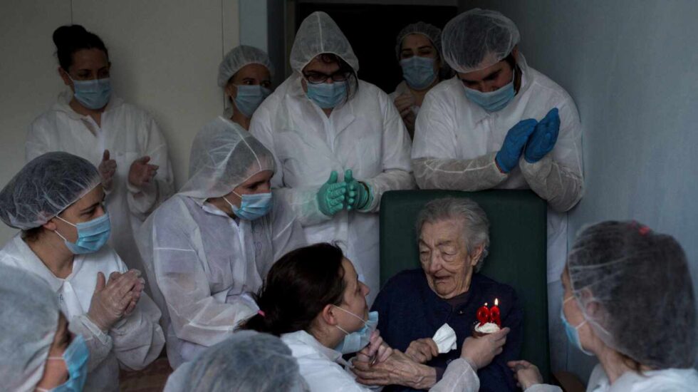 Las trabajadoras de la residencia San Carlos de Celanova (Orense) celebran el cumpleaños de Elena Pérez, de 98 años.