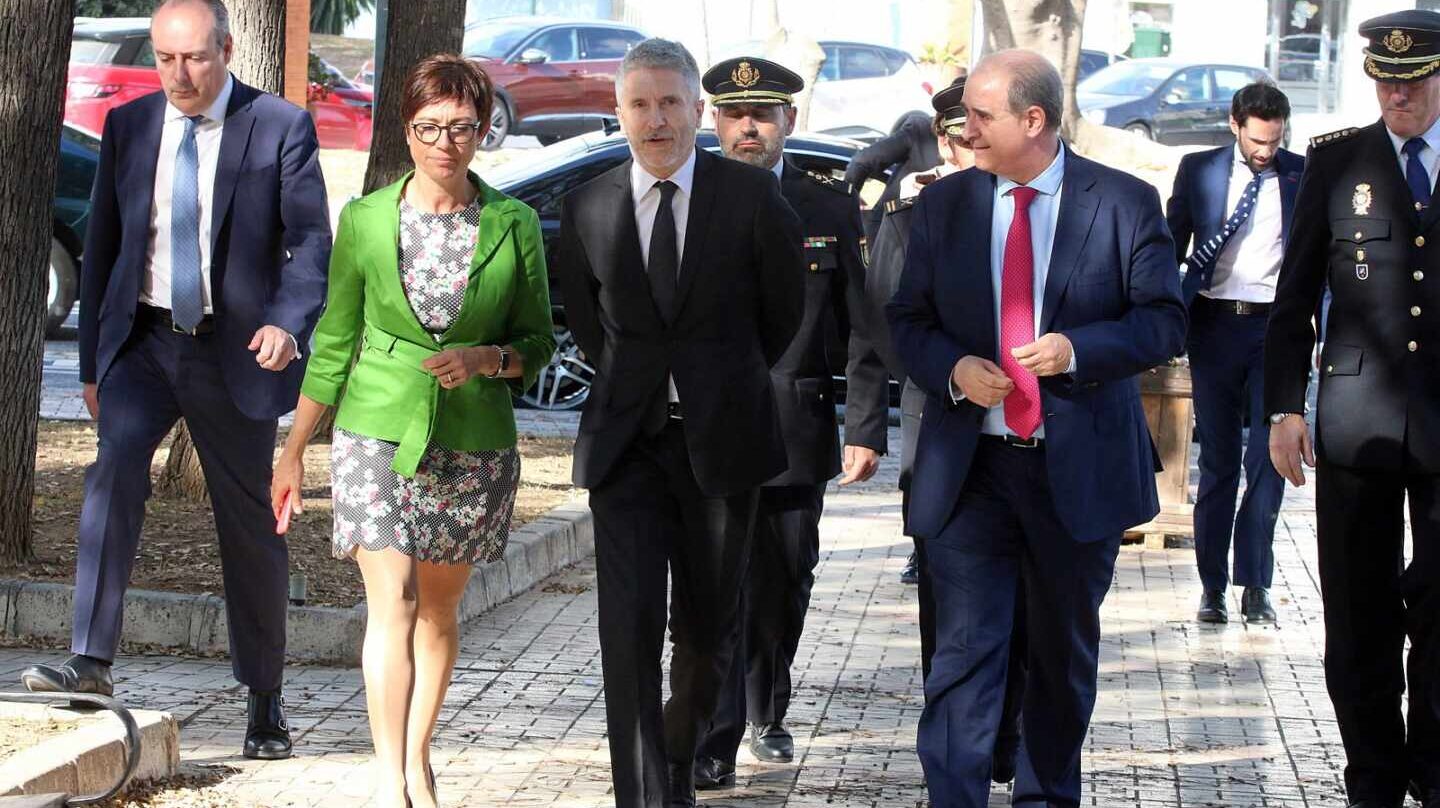 El ministro Grande-Marlaska, flanqueado por María Gámez y el director de la Policía Nacional.
