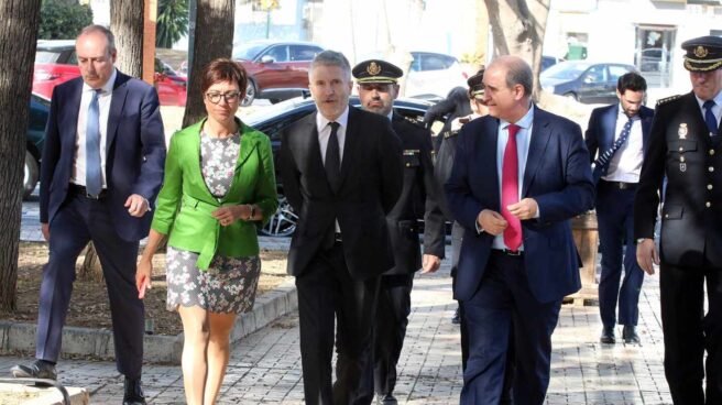 El ministro Grande-Marlaska, flanqueado por María Gámez y el director de la Policía Nacional.