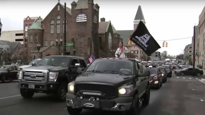 Imagen de una manifestación en coche durante la pandemia en Michigan