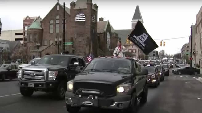 Imagen de una manifestación en coche durante la pandemia en Michigan Imagen de una manifestación en coche durante la pandemia en Michigan