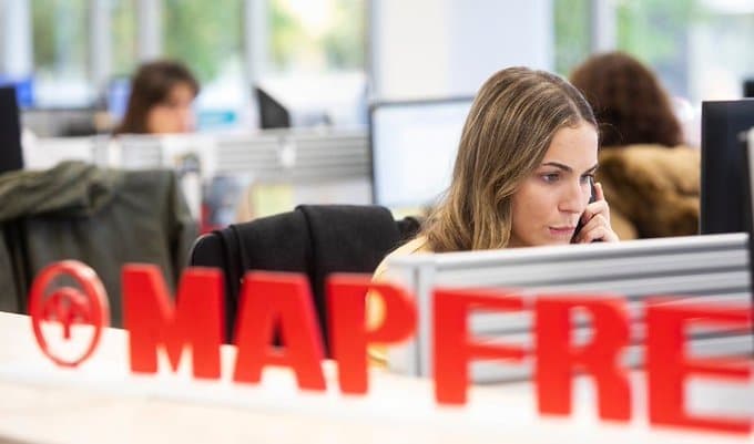 Una empleada de Mapfre en una de las oficinas de la compañía.