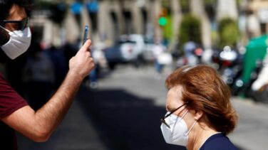 Los estornudos pueden crear miles de aerosoles con el virus que viajen más de 6 metros
