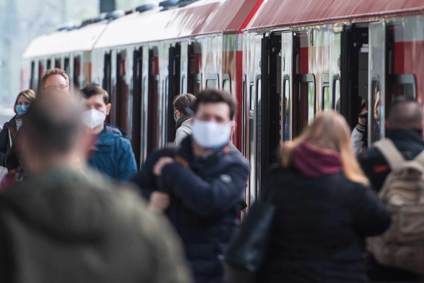 El Gobierno hace obligatorio el uso de mascarilla en el transporte público