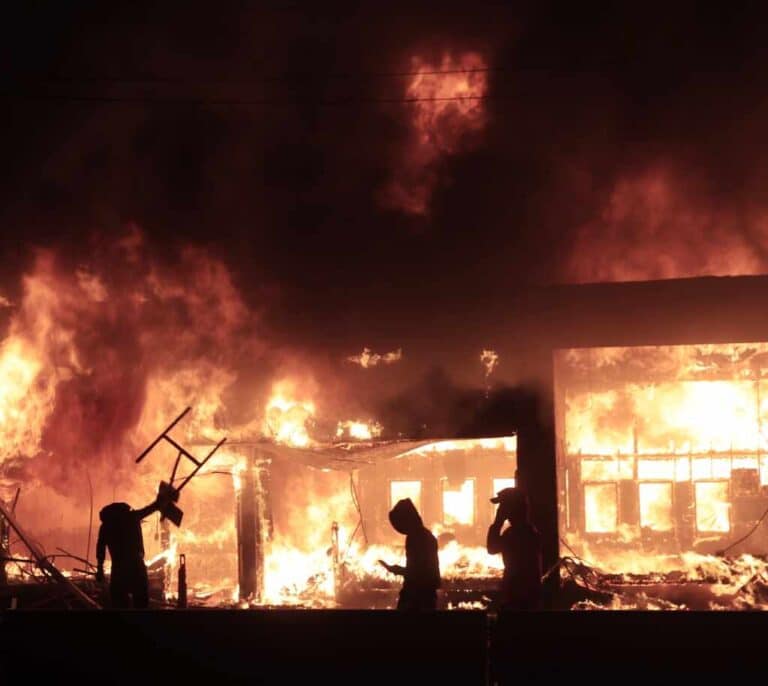 El caos se extiende por EEUU al grito de los afroamericanos: "Dejadnos respirar"