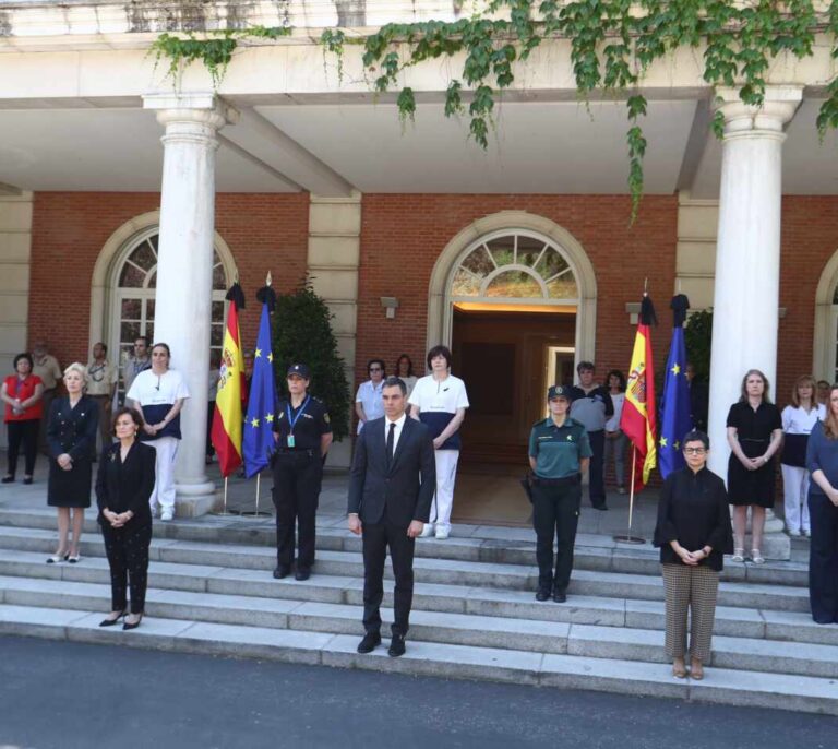 España guarda un minuto de silencio por las víctimas mortales del Covid-19