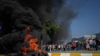 Los trabajadores de Nissan inician su 'lucha': corte de carreteras y quema de neumáticos