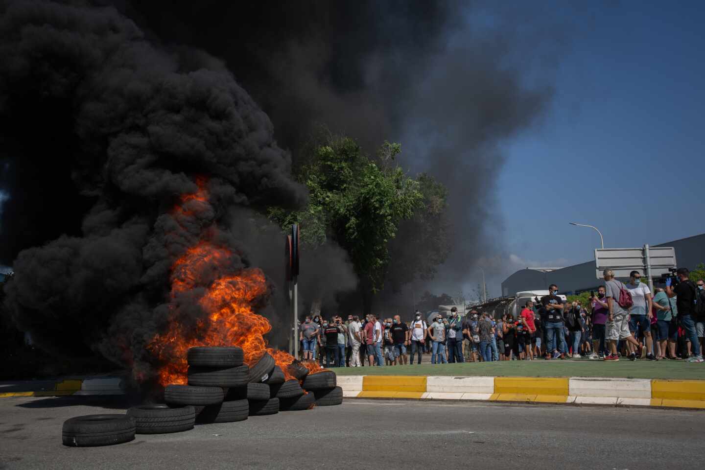Los trabajadores de Nissan inician su 'lucha': corte de carreteras y quema de neumáticos