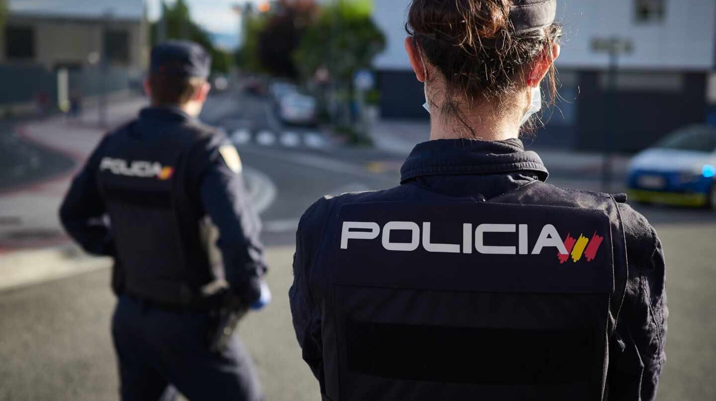 Una pareja de policías nacionale, en un control de tráfico durante el confinamiento.