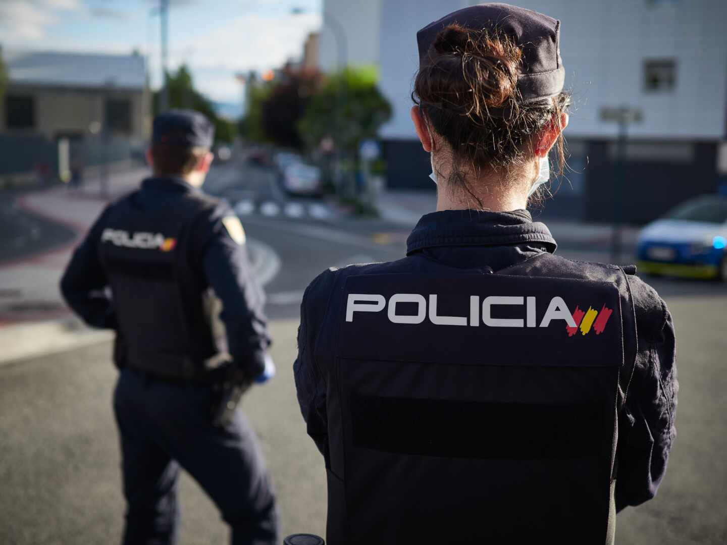 Una pareja de policías nacionale, en un control de tráfico durante el confinamiento.