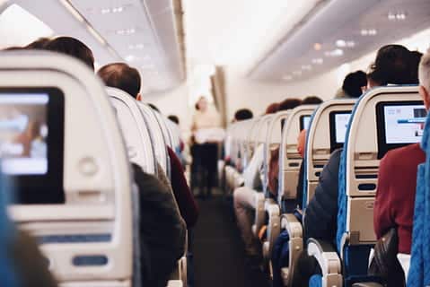 El Gobierno renuncia a obligar a las aerolíneas a dejar asientos vacíos en los aviones