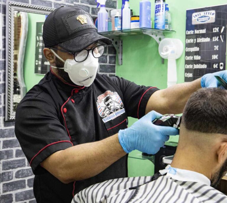 FOTOGALERÍA | Incesante actividad en las peluquerías de Madrid