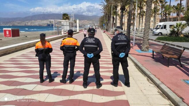 Policías vigilan el paseo en Almería.