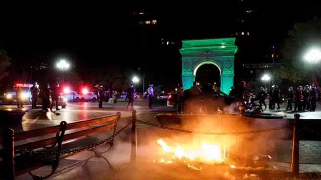 Choques violentos entre policías y manifestantes en varias ciudades de EEUU