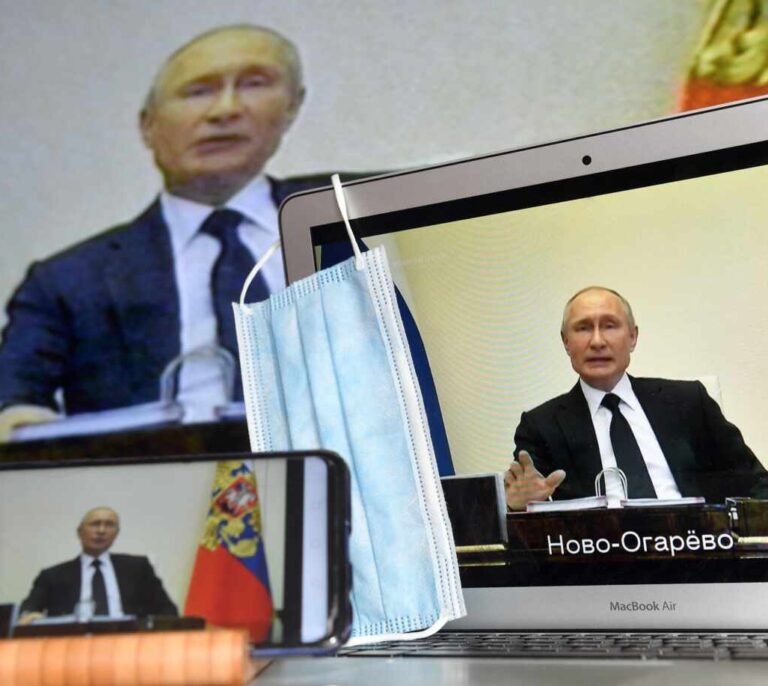 Super Putin sufre en el combate contra la plaga invisible