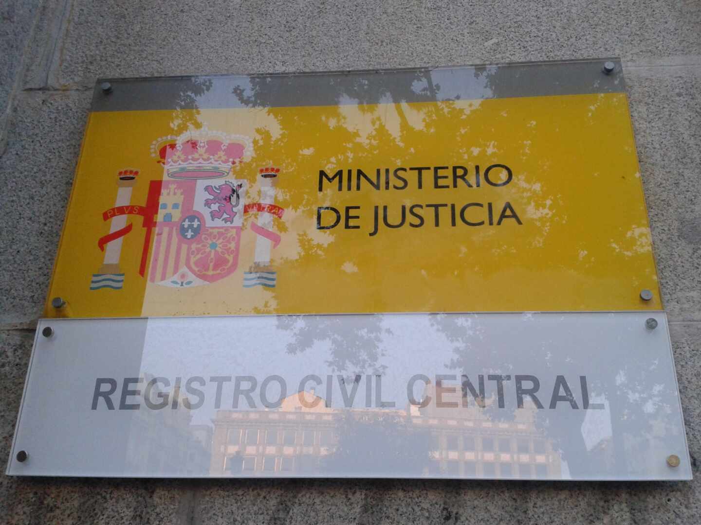 Un positivo por coronavirus desata la alarma en el Registro Civil Central