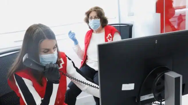 La Reina Letizia ejerce como voluntaria de la Cruz Roja Española por un día
