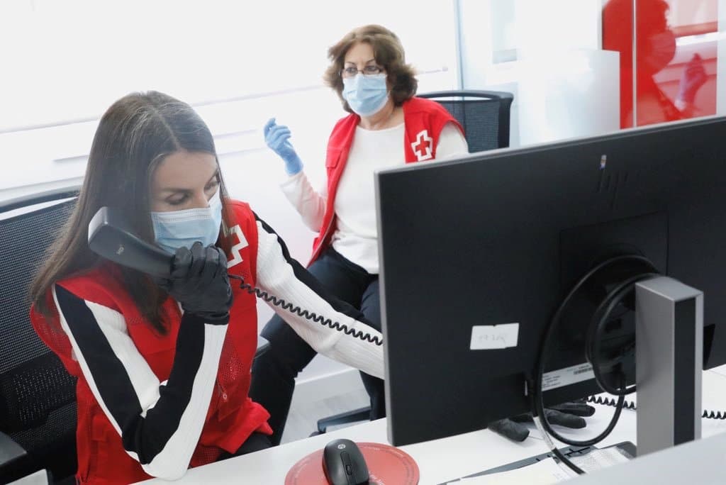 La Reina Letizia ejerce como voluntaria de la Cruz Roja Española por un día