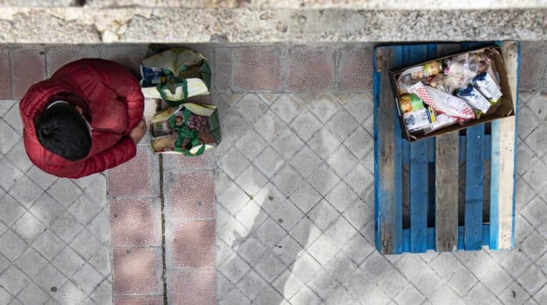 Reparto de comida en la Fundación Madrina durante la crisis del coronavirus