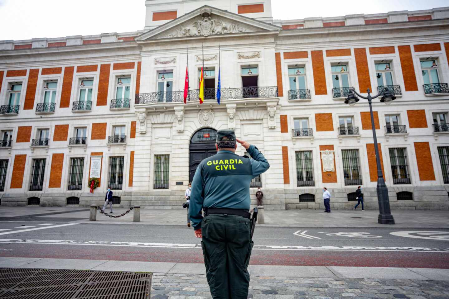Un guardia civil, durante un minuto de silencio ante la sede de la Comunidad de Madrid.