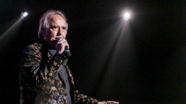 Serrat se asoma a los balcones de Barcelona