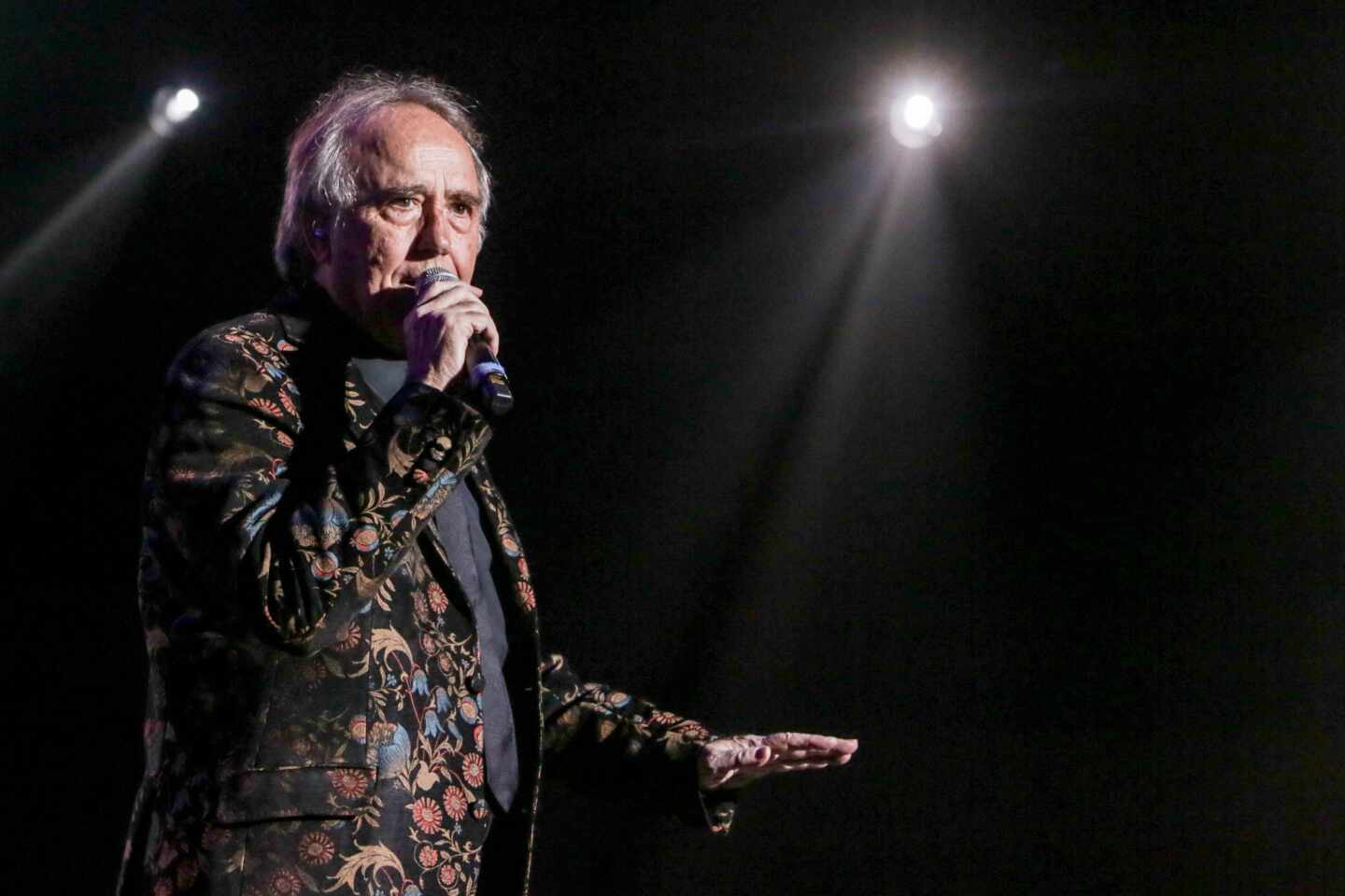 Serrat se asoma a los balcones de Barcelona