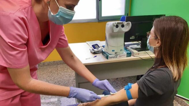 Test del coronavirus a una trabajadora.