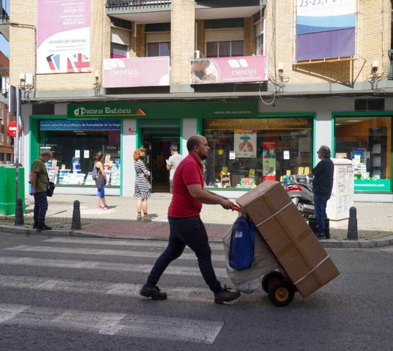 El parón económico destruye 548.000 empleos más en abril