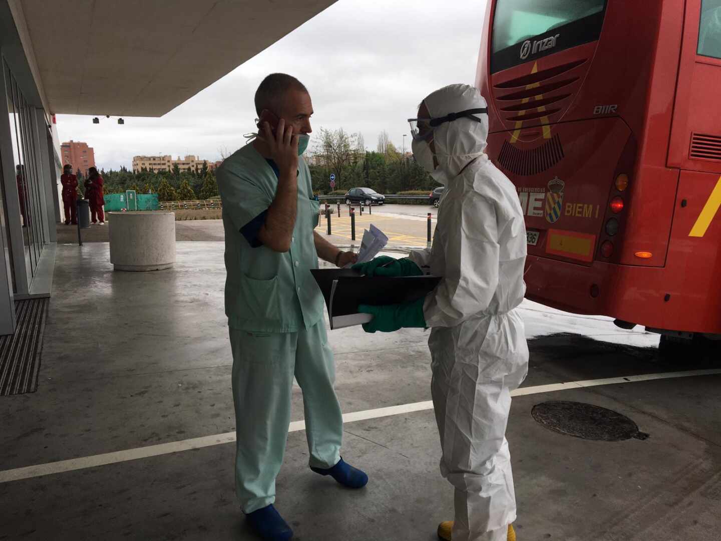 David Rivadeneira, con mono blanco, a las puertas del Hospital de Fuenlabrada en uno de los traslados durante la pandemia del covid 19