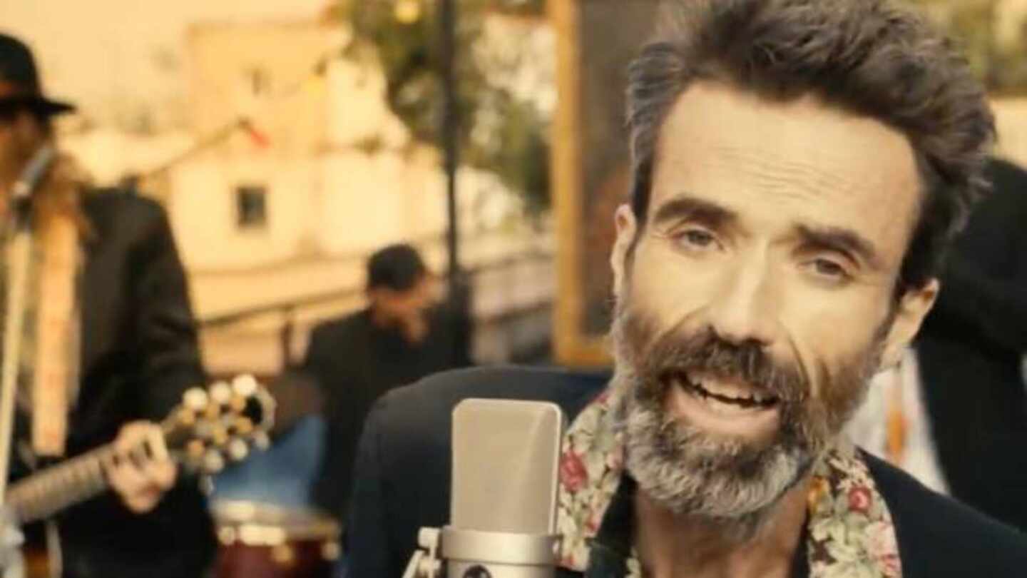 Pau Donés, cantando en el nuevo videoclip de Jarabe de Palo