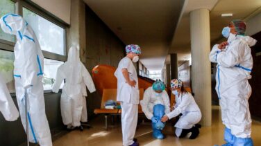 El número de fallecidos diarios por coronavirus baja a 276 y el total supera ya los 25.000