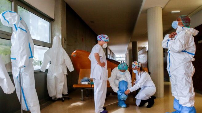 Personal sanitario se prepara para hacer una visita domiciliaria en El Prat de Llobregat (Barcelona).