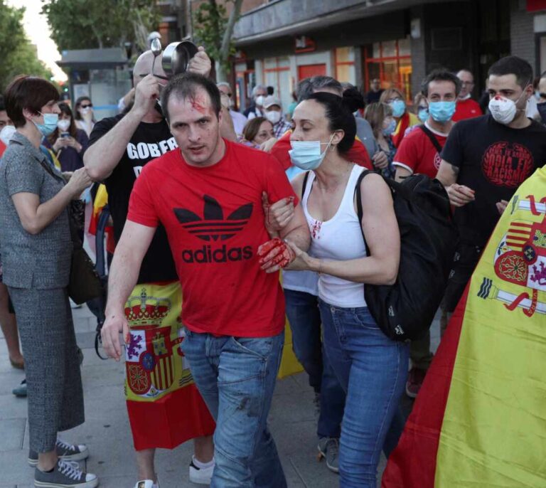 Una trifulca entre manifestantes y "antifascistas" termina con heridos en la cacerolada de Moratalaz