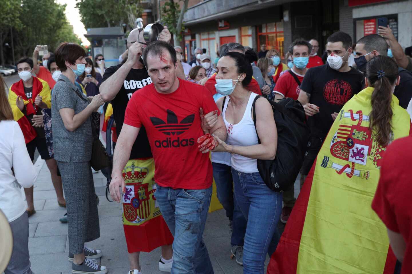 Una trifulca entre manifestantes y "antifascistas" termina con heridos en la cacerolada de Moratalaz