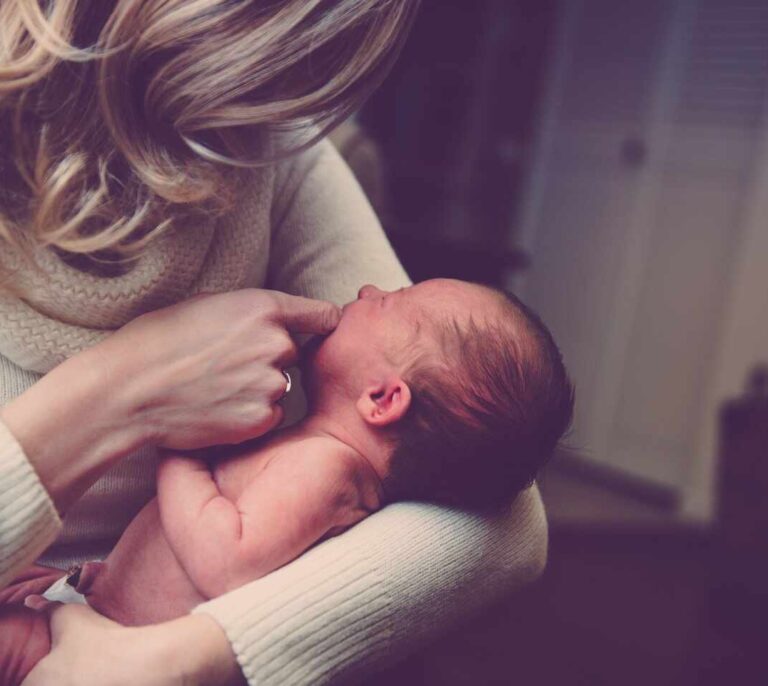 Tener dos hijos castiga el empleo de las madres, pero premia el de los padres